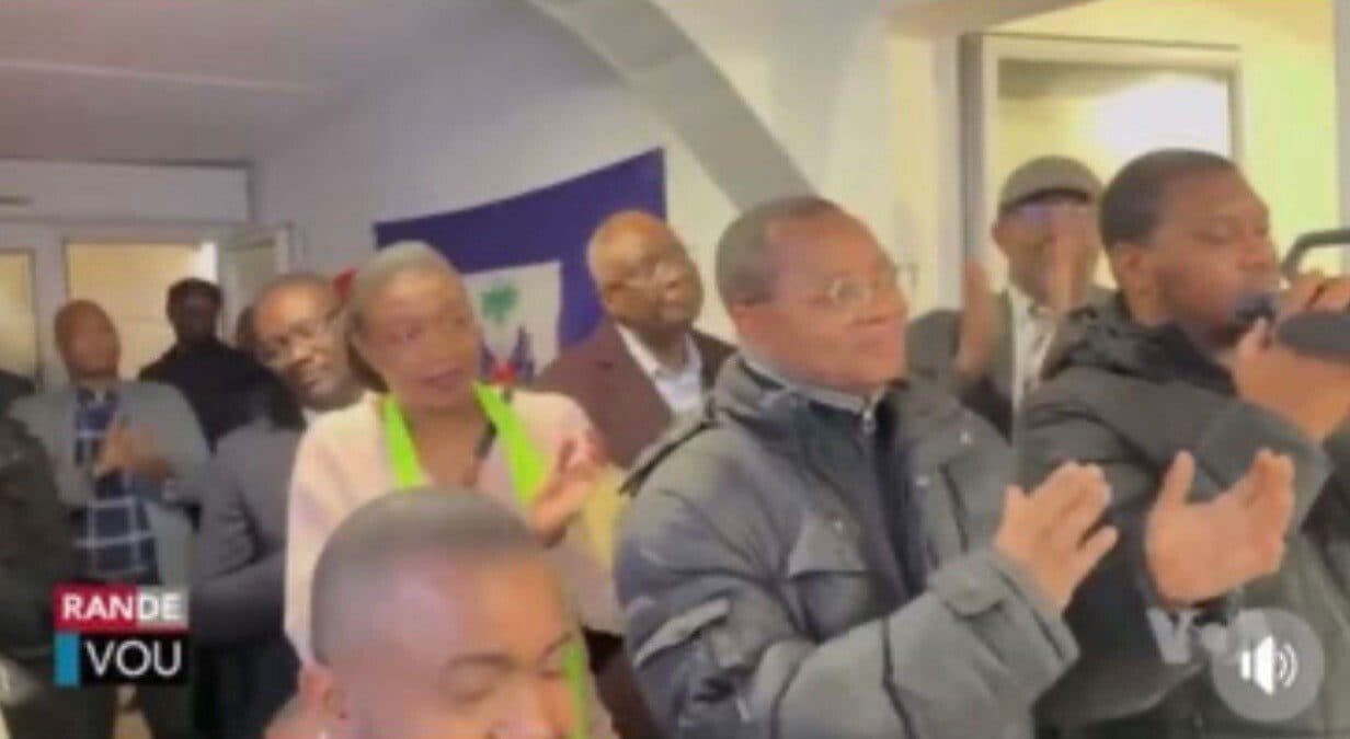 Dévoilement du drapeau haïtien lors de l'inauguration de la Maison d'APDH