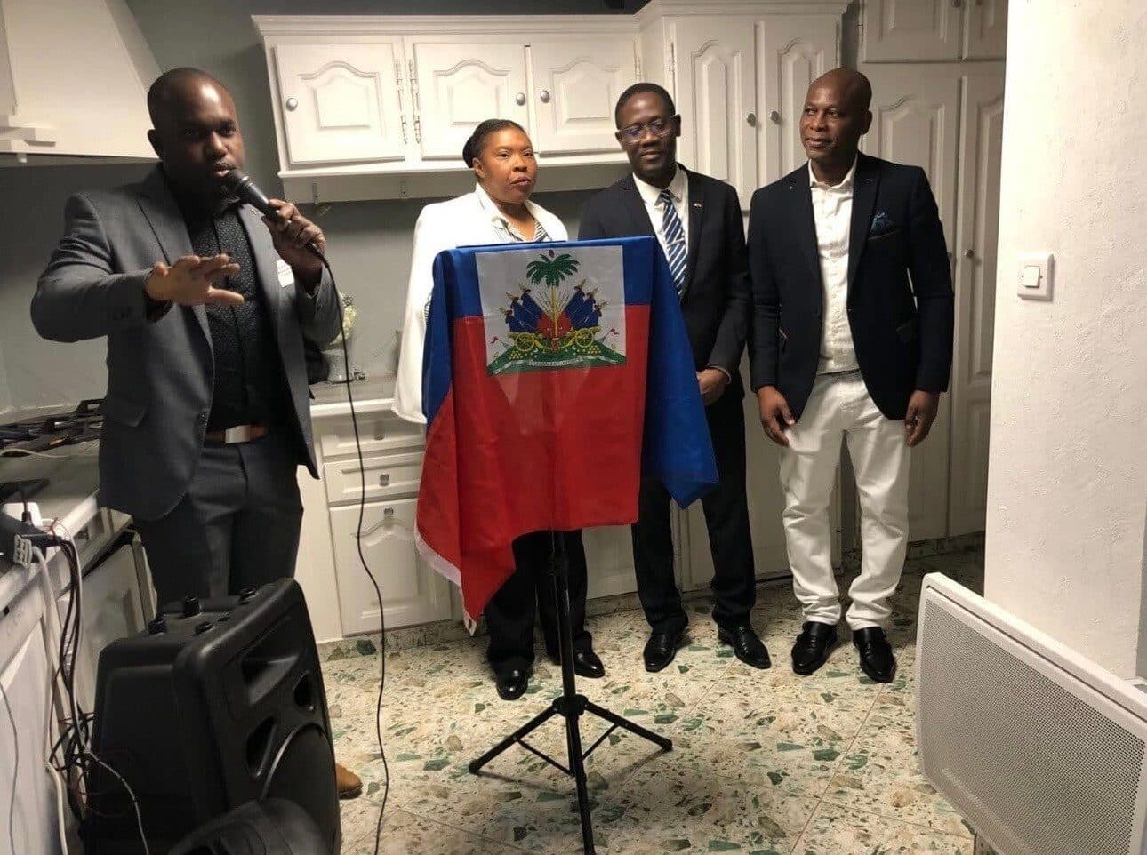 Moment convivial lors de l'inauguration de la Maison d'APDH