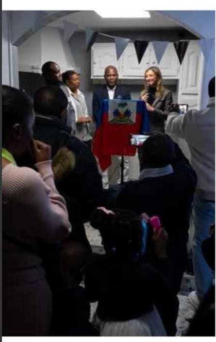 Le maire de Drancy et l'équipe d'APDH lors de l'inauguration de la Maison d'APDH