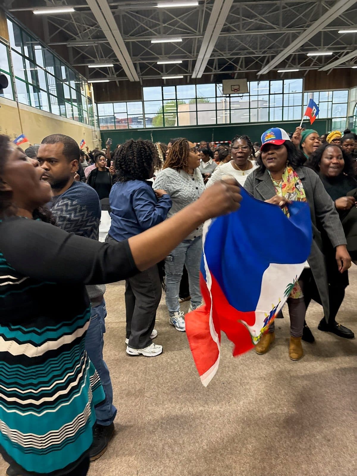 Drapeau haïtien brandi dans le public de la conférence APDH 2026