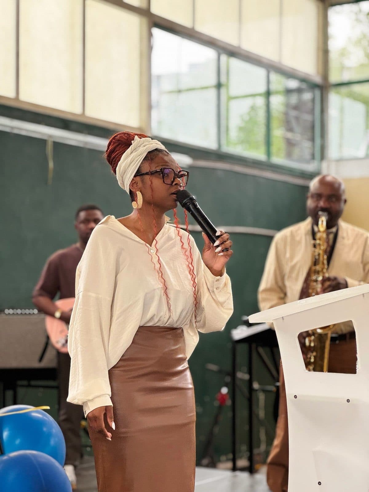 Chanteuse accompagnée par les musiciens, conférence APDH 2026