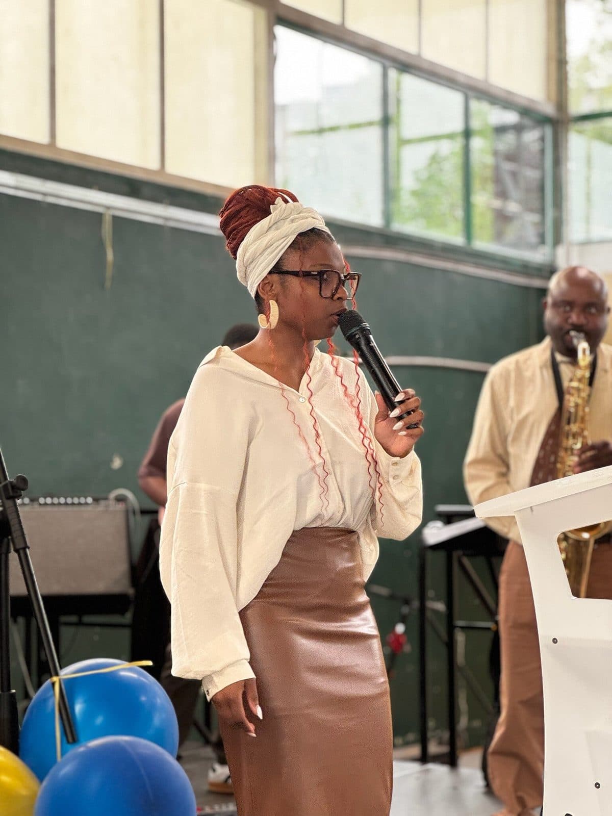Chanteuse accompagnée par les musiciens, conférence APDH 2026