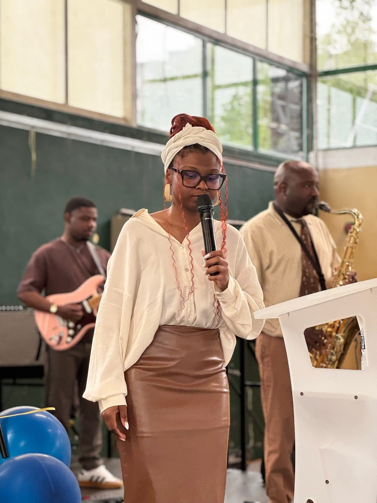 Chanteuse accompagnée par les musiciens, conférence APDH 2026