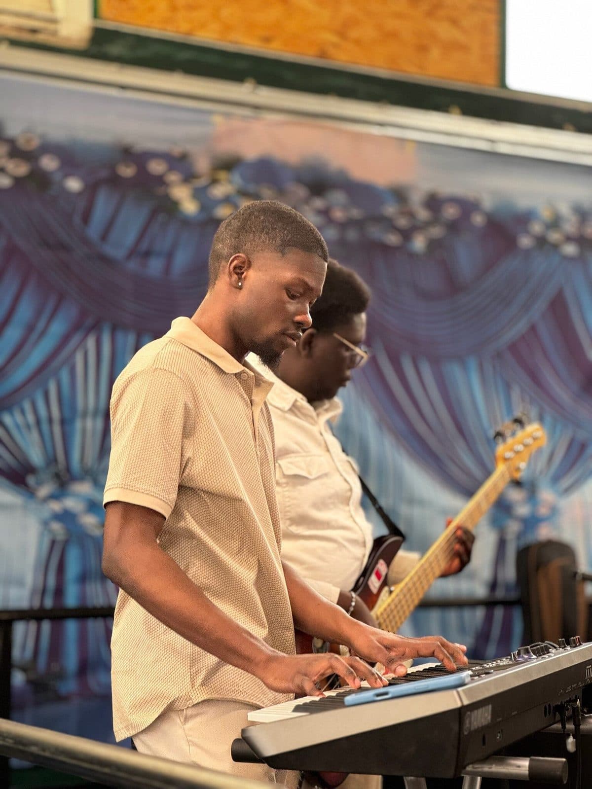 Musiciens au clavier et à la guitare, conférence APDH 2026