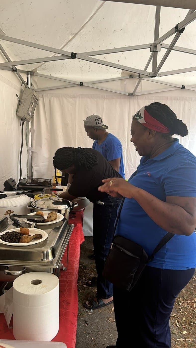 Service des repas par les bénévoles d'APDH à la fête de la ville de Drancy
