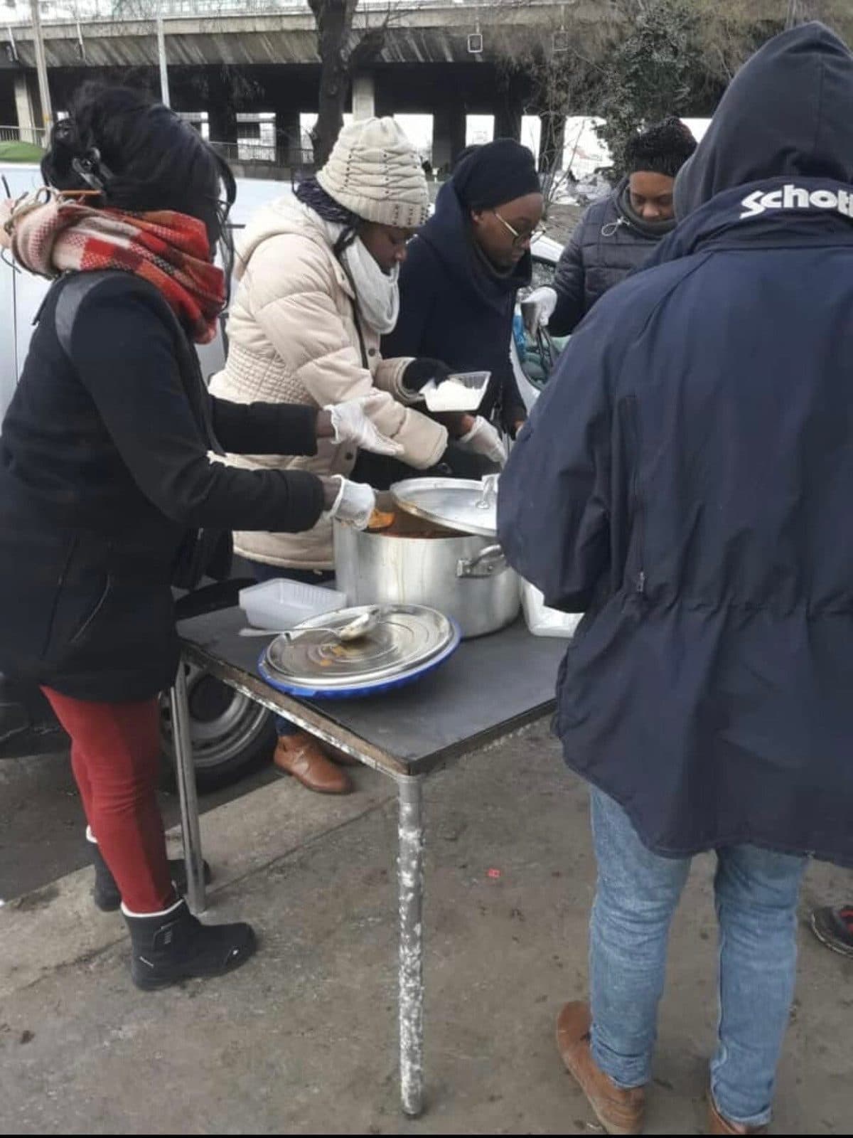 Distribution alimentaire organisée par APDH à Paris