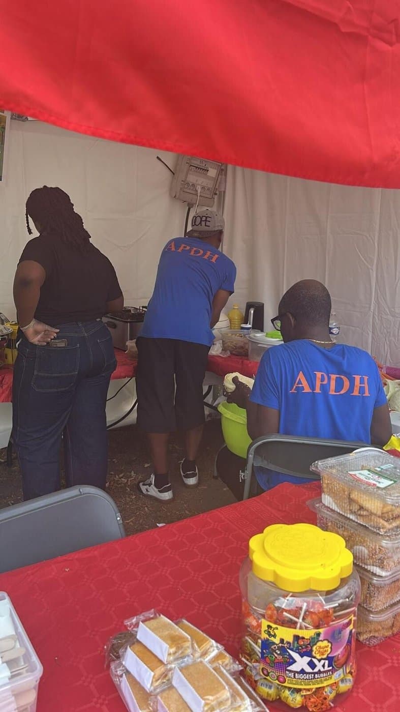 Bénévoles d'APDH en tenue de l'association, à la fête de la ville de Drancy