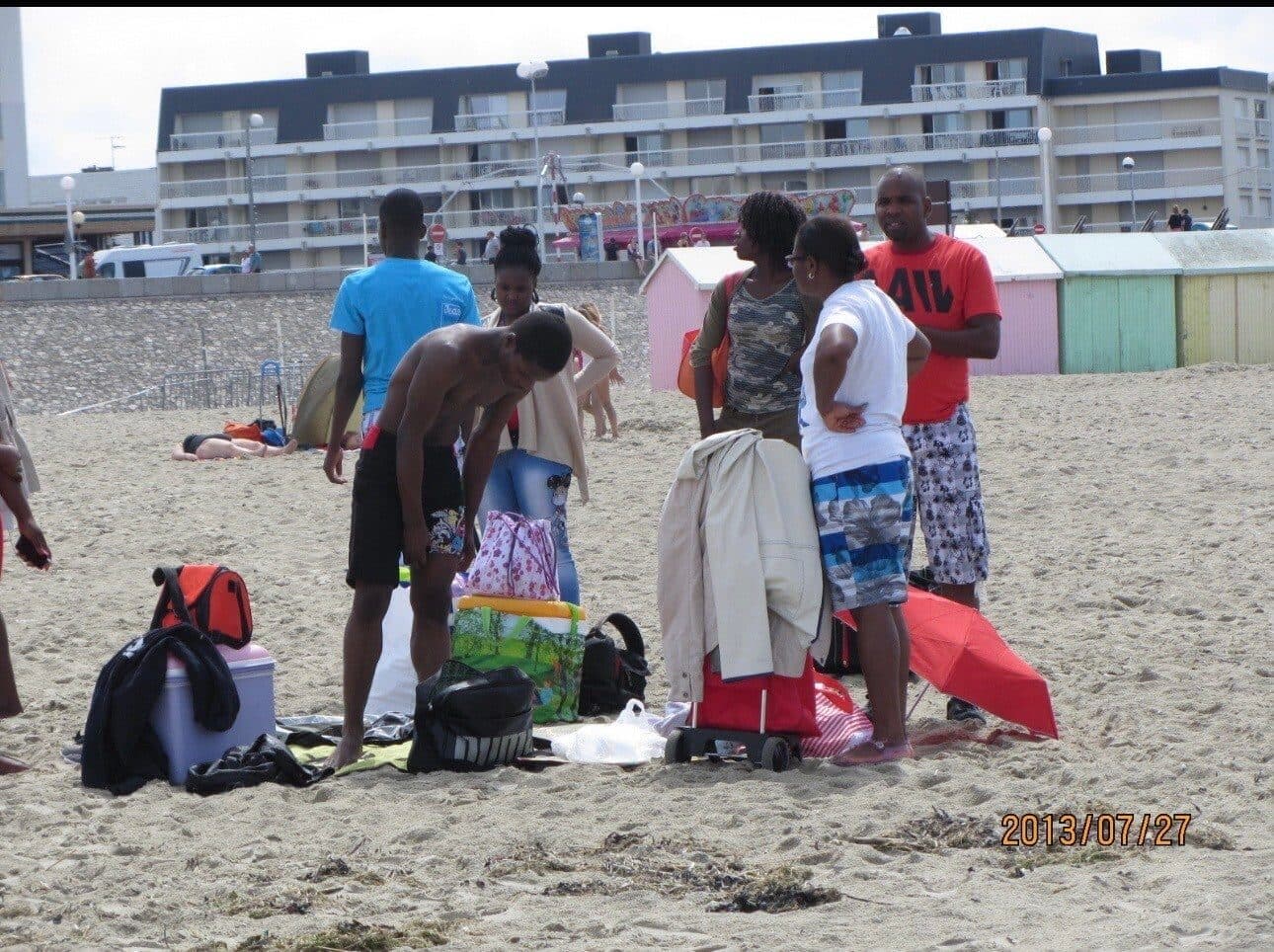 Bénévoles et familles d'APDH lors de la journée plage